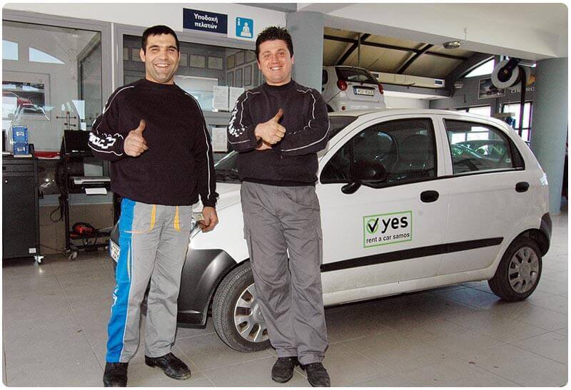 service aan de autos Polikratis en Jorgos